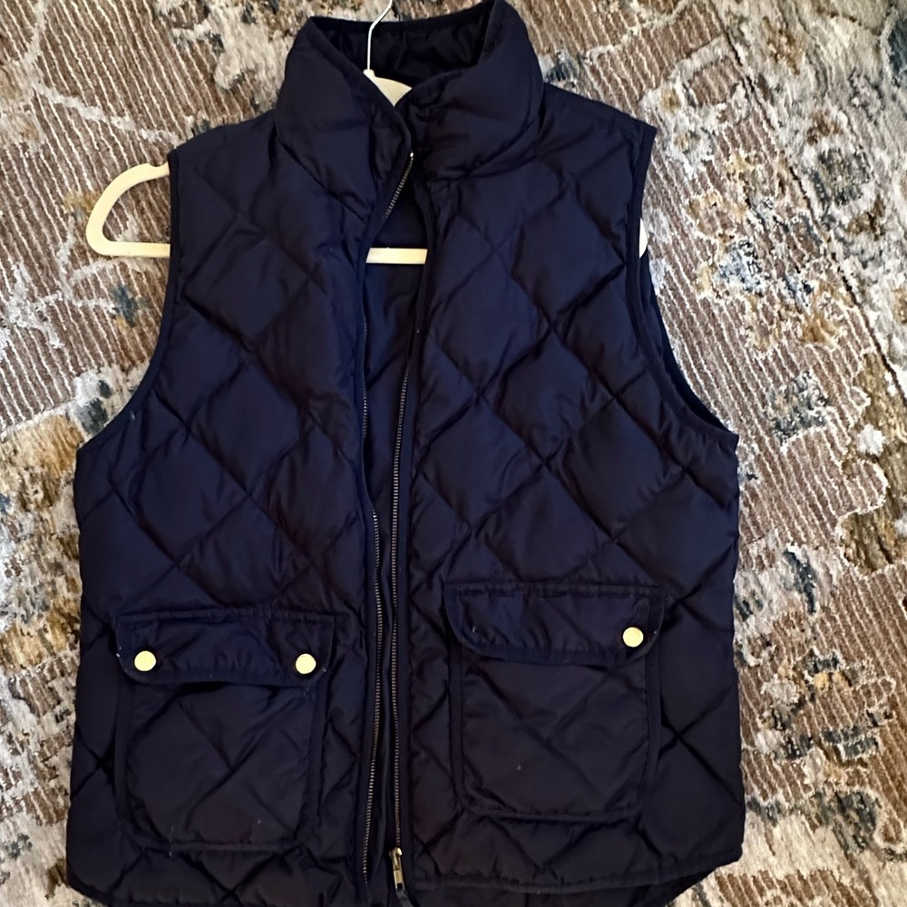 J. Crew Navy puffer vest 🤍 Large 🤍 Missing a button on the pocket